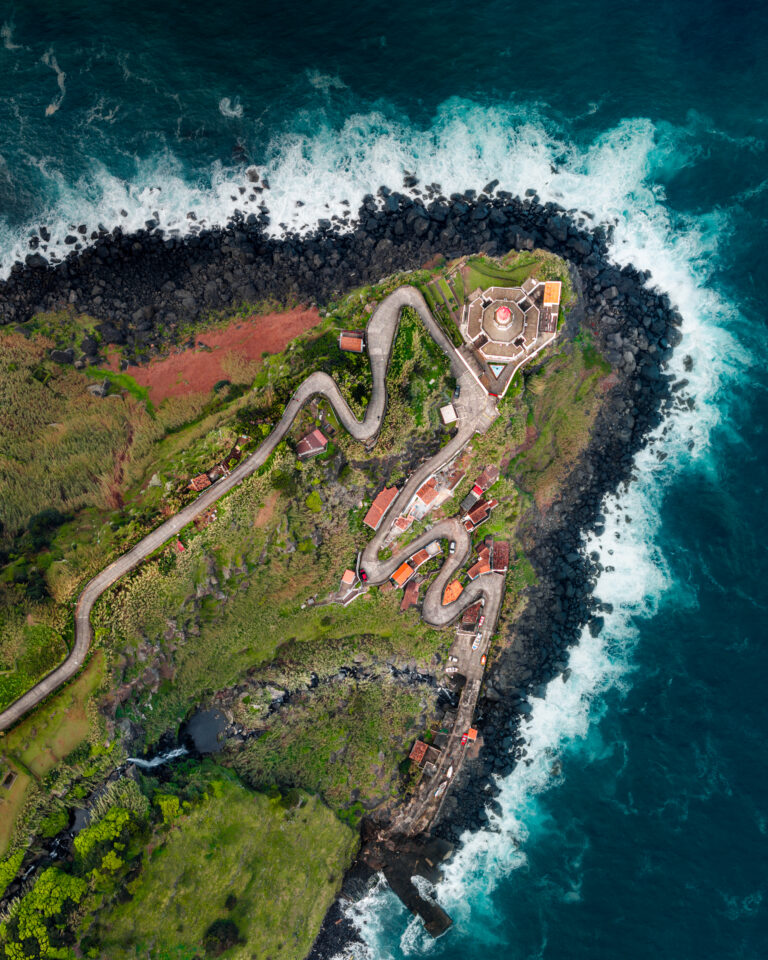 Vista aérea do Farol do Arnel, em São Miguel, Açores. É um dos pontos turísticos mais atrativos da ilha, fornecendo uma vista única sobre o mar dos Açores.