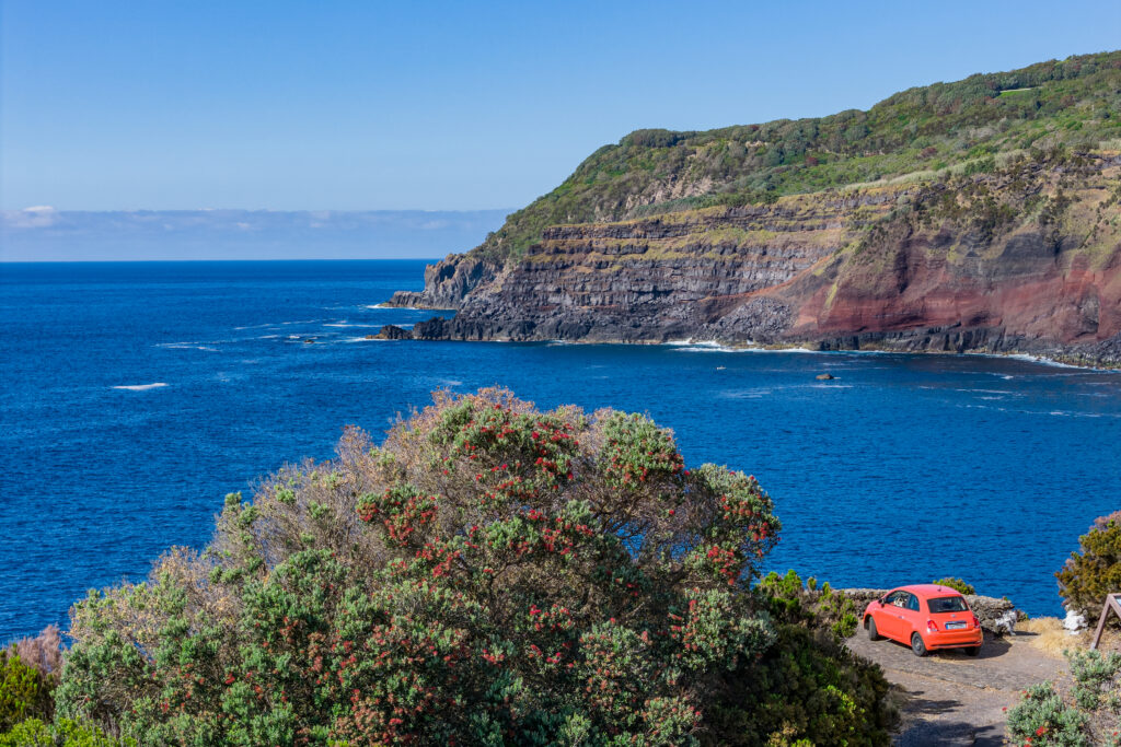 Férias sem preocupações. O seguro de aluguer de carros é sempre uma preocupação que não devia existir. O foco deve estar no lazer, como observar o lindo mar da ilha da Terceira, nos Açores.