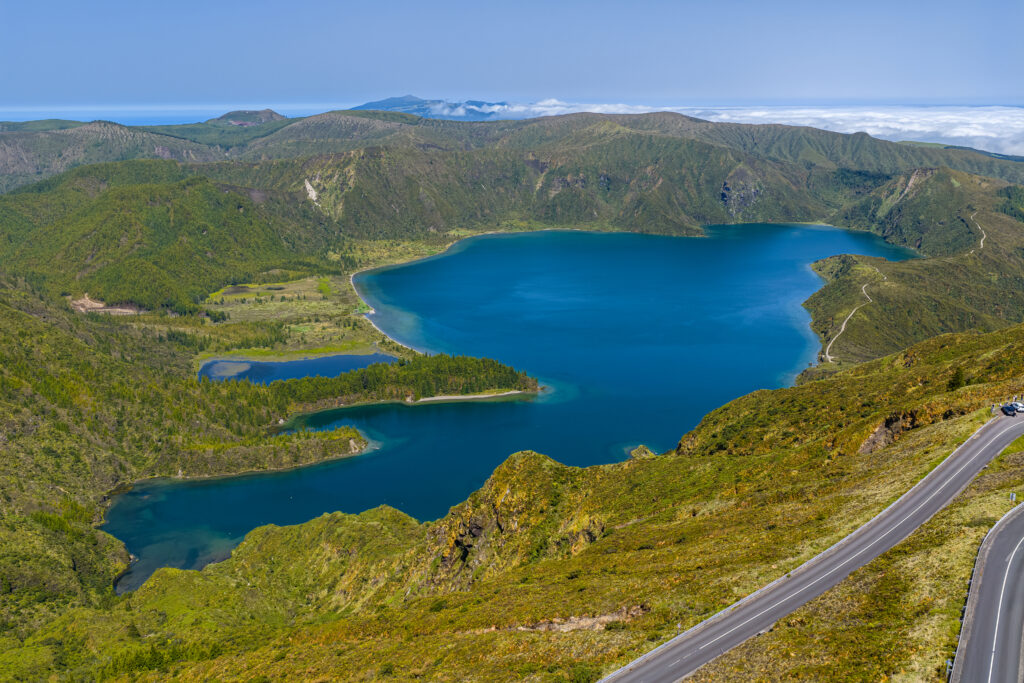 Conduzir em São Miguel é uma experiência rica e necessária para observar miradouros como este: Lagoa do Fogo, São Miguel.