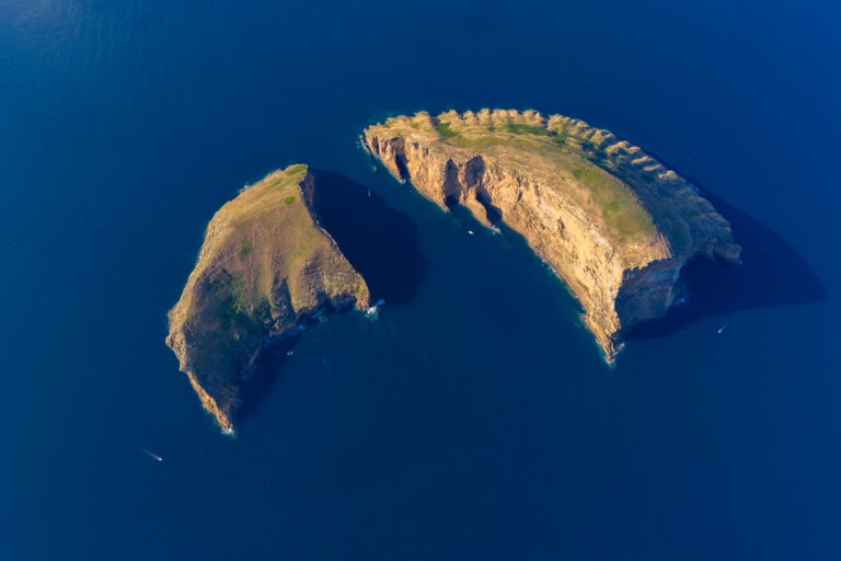 Conduzir na Terceira é simples. Essencialmente, permite explorar todos os cantos da ilha. Fotografia do Ilhéu das Cabras.