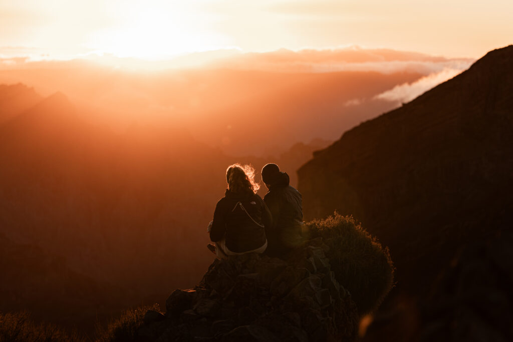 Uma das paisagens únicas de Portugal. As cordilheiras na Madeira oferecem uma vista além das nuvens para os seus vales profundos e para o mar madeirense.